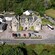 Un hotel moderno de poca altura junto a un edificio de estilo medieval identificado por un cartel como Loch Ness Center